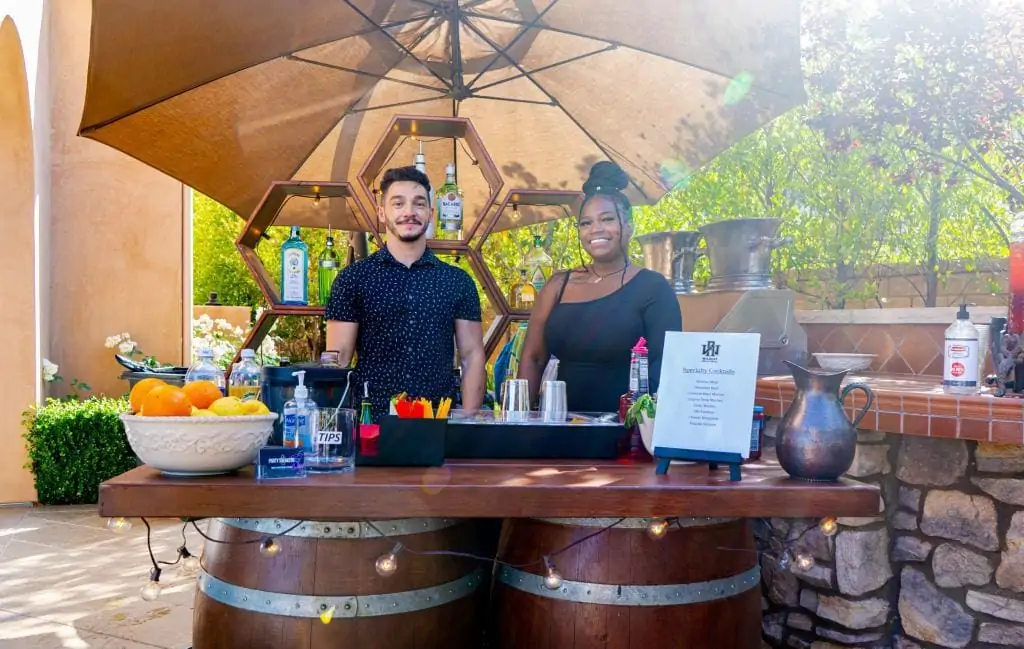 Top 5 reasons to hire Party Shakers bartending services 